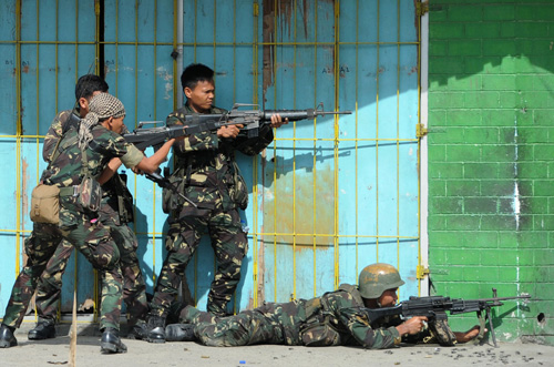 Binh sĩ Philippines nã súng về phía các phần tử MNLF ngày 12.9